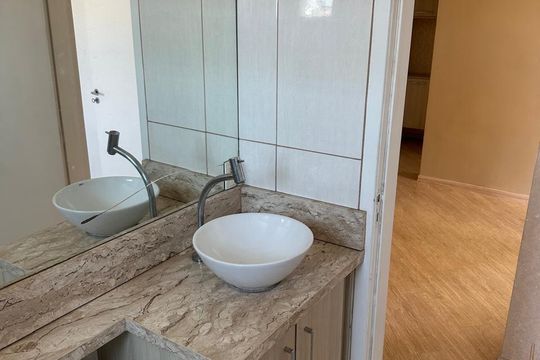 Banheiro de apartamento à venda com 2 quartos, 45m² em Vila Homero Thon, Santo André