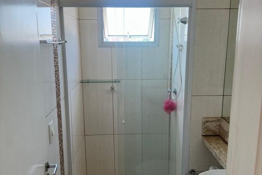 Banheiro de apartamento à venda com 2 quartos, 45m² em Vila Homero Thon, Santo André
