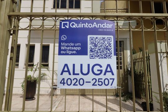Plaquinha instalada de apartamento para alugar com 2 quartos, 61m² em Bela Vista, Porto Alegre