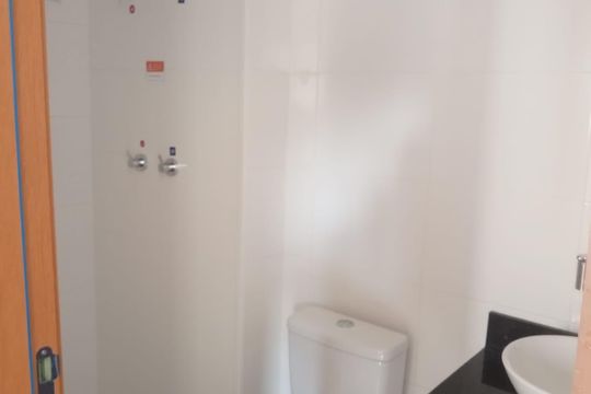 Banheiro de apartamento à venda com 2 quartos, 32m² em Costa E Silva, Porto Alegre