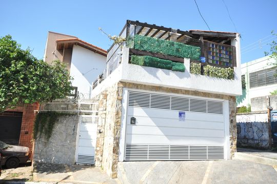 Fachada de casa à venda com 5 quartos, 300m² em Vila Nivi, São Paulo
