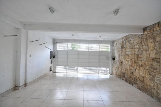 Garagem de casa à venda com 5 quartos, 300m² em Vila Nivi, São Paulo