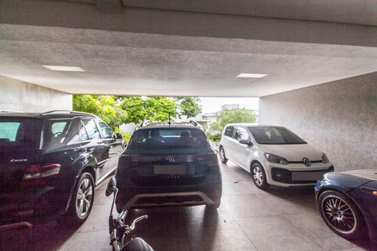 Garagem de casa de condomínio para alugar com 4 quartos, 385m² em Alphaville, Santana de Parnaíba