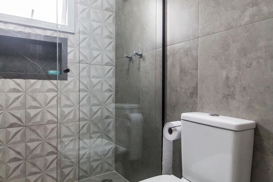 Banheiro da Suíte de casa de condomínio para alugar com 4 quartos, 385m² em Alphaville, Santana de Parnaíba