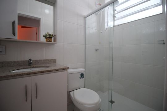 Banheiro de apartamento à venda com 2 quartos, 58m² em Rio Branco, Porto Alegre