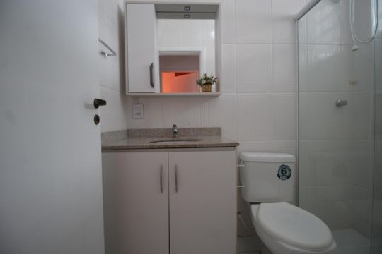 Banheiro de apartamento à venda com 2 quartos, 58m² em Rio Branco, Porto Alegre