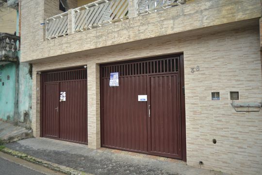 Fachada de casa à venda com 3 quartos, 250m² em Vila Guarani, Santo André