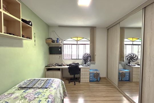 Casa à venda com 5 quartos, 266m² em Parque Recreio, Belo Horizonte