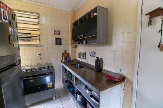 Cozinha de apartamento à venda com 2 quartos, 72m² em Caramujo, Niterói