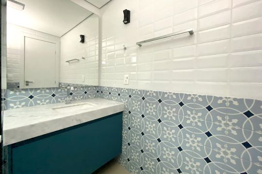 Banheiro de apartamento para alugar com 1 quarto, 49m² em Santa Tereza, Belo Horizonte