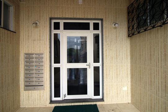 Fachada e portaria de apartamento à venda com 2 quartos, 48m² em Olaria, Rio de Janeiro