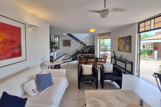 Sala de casa de condomínio à venda com 4 quartos, 300m² em Badu, Niterói