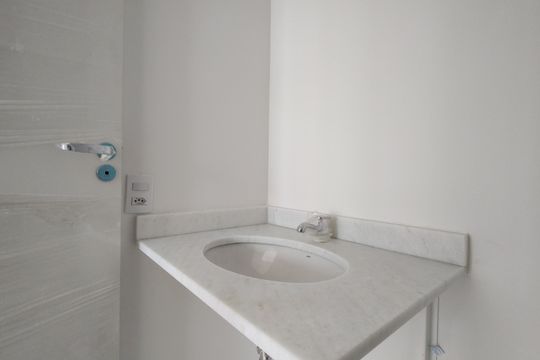 Banheiro Social de apartamento à venda com 2 quartos, 50m² em Barra Olímpica, Rio de Janeiro