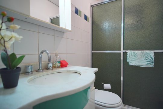 Banheiro Corredor de casa de condomínio à venda com 3 quartos, 70m² em Jardim Dona Leopoldina, Porto Alegre