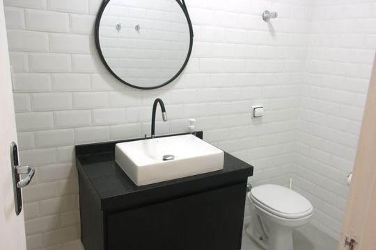 Banheiro de apartamento para alugar com 1 quarto, 50m² em Aparecida, Santos