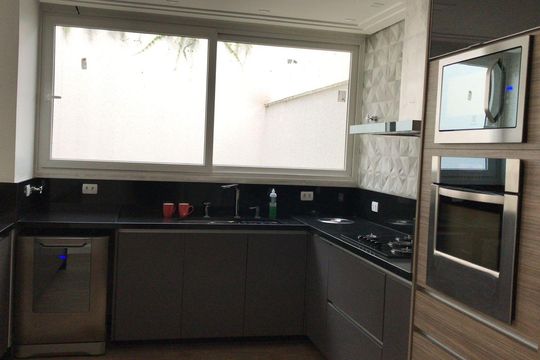 Cozinha de casa de condomínio à venda com 4 quartos, 329m² em Jardim Cordeiro, São Paulo