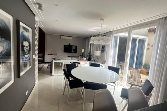Sala de casa de condomínio à venda com 4 quartos, 329m² em Jardim Cordeiro, São Paulo