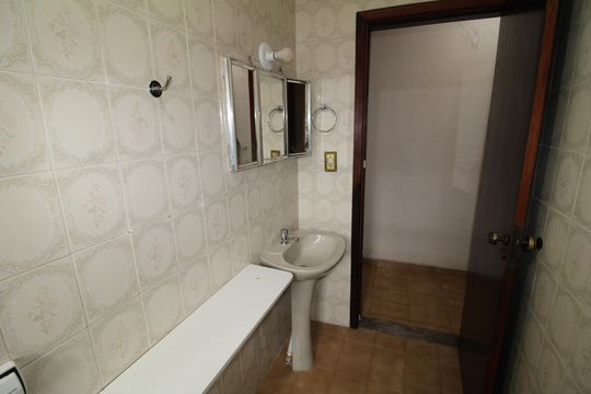 Banheiro de casa para alugar com 2 quartos, 76m² em Chora Menino, São Paulo