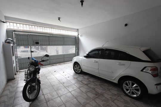 Garagem de casa à venda com 4 quartos, 150m² em Fazenda da Juta, São Paulo