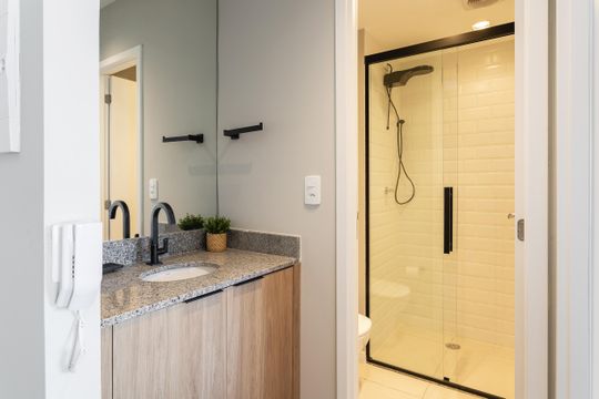 Banheiro de apartamento à venda com 1 quarto, 29m² em Pinheiros, São Paulo