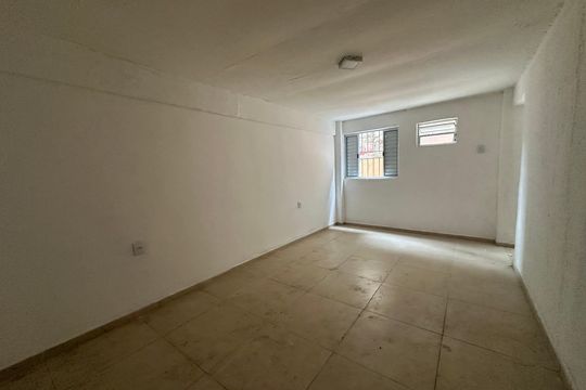 Quarto de casa para alugar com 1 quarto, 70m² em Jardim Silveira, Barueri