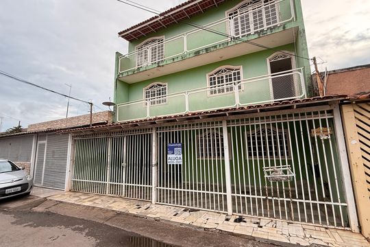 FACHADA de casa à venda com 5 quartos, 292m² em Qnp 34, Brasília