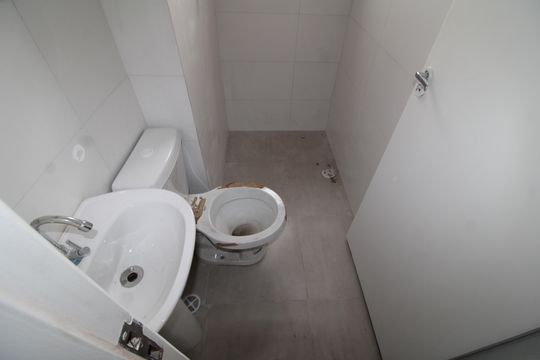 Banheiro de apartamento à venda com 2 quartos, 48m² em Piqueri, São Paulo