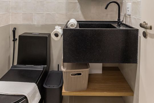 Banheiro de kitnet/studio para alugar com 1 quarto, 24m² em Vila Nova Conceição, São Paulo