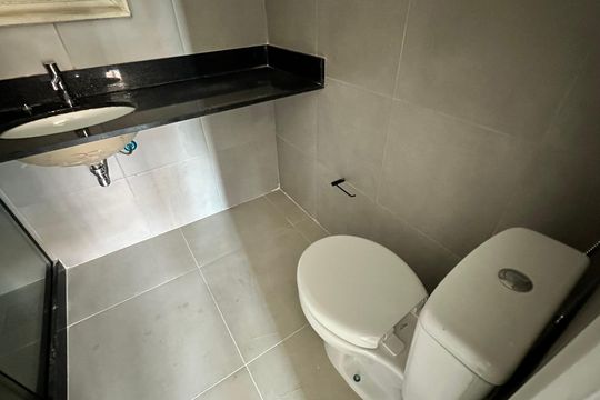 Banheiro de apartamento à venda com 1 quarto, 45m² em Recreio dos Bandeirantes, Rio de Janeiro