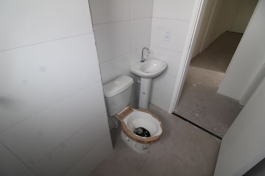 Banheiro de apartamento à venda com 2 quartos, 49m² em Piqueri, São Paulo