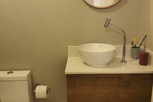 Banheiro de apartamento à venda com 2 quartos, 65m² em Alphaville Industrial, Barueri