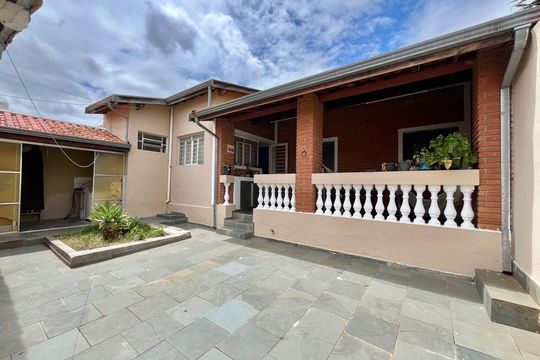 Quintal de casa para alugar com 3 quartos, 301m² em Cambuí, Campinas