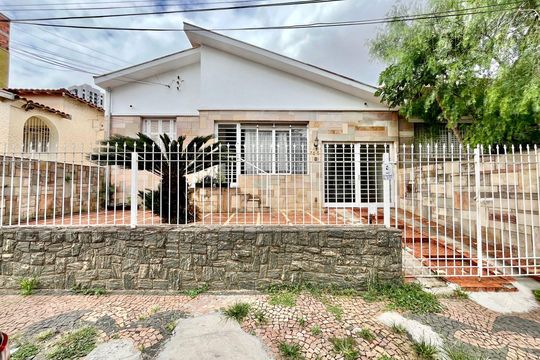Fachada de casa para alugar com 3 quartos, 301m² em Cambuí, Campinas