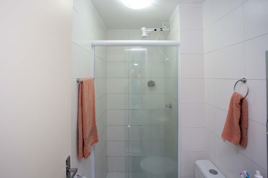 Banheiro de apartamento à venda com 2 quartos, 44m² em Canhema, Diadema