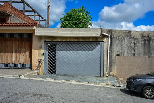Fachada de casa à venda com 3 quartos, 224m² em Jardim Maria Rosa, Taboão da Serra