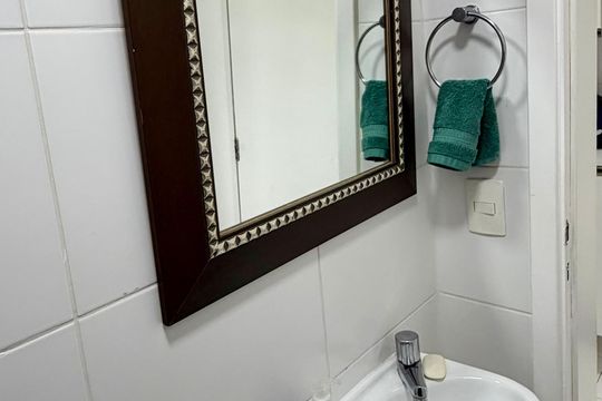 Banheiro de serviço de apartamento à venda com 3 quartos, 231m² em Jardim Arpoador, São Paulo