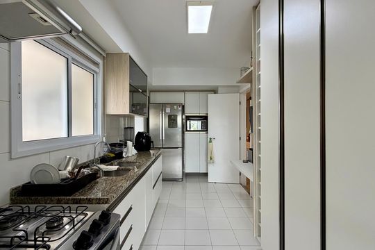 Cozinha 5 de apartamento à venda com 3 quartos, 231m² em Jardim Arpoador, São Paulo