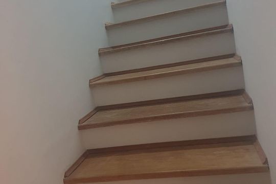 Escada de casa de condomínio para alugar com 3 quartos, 115m² em Jardim Petropolis, Cotia