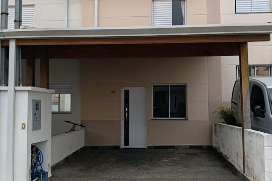 Fachada de casa de condomínio para alugar com 3 quartos, 115m² em Jardim Petropolis, Cotia