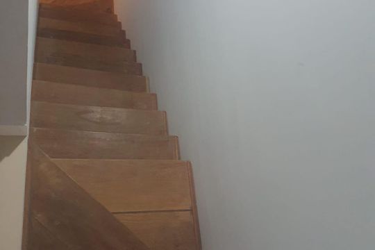 Escada de casa de condomínio para alugar com 3 quartos, 115m² em Jardim Petropolis, Cotia