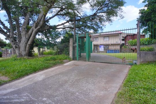 Fachada de casa à venda com 5 quartos, 535m² em Vila Nova, Porto Alegre