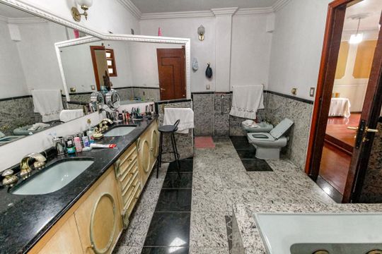 Banheiro da Suíte 4 de casa de condomínio à venda com 5 quartos, 509m² em Vila Tramontano, São Paulo