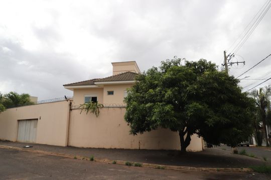 Fachada de casa para alugar com 3 quartos, 390m² em Jardim Karaíba, Uberlândia