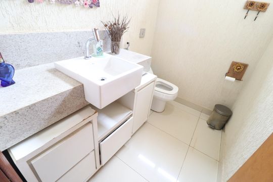 Banheiro Social de casa para alugar com 3 quartos, 390m² em Jardim Karaíba, Uberlândia