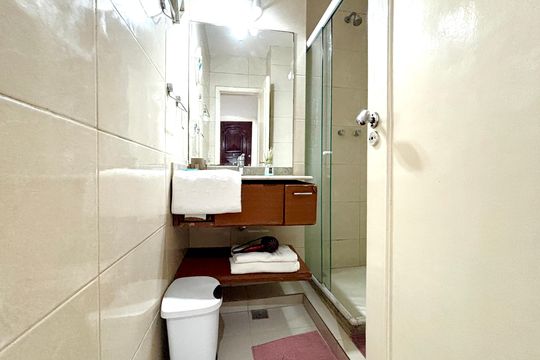 Banheiro social  de apartamento à venda com 2 quartos, 90m² em Copacabana, Rio de Janeiro