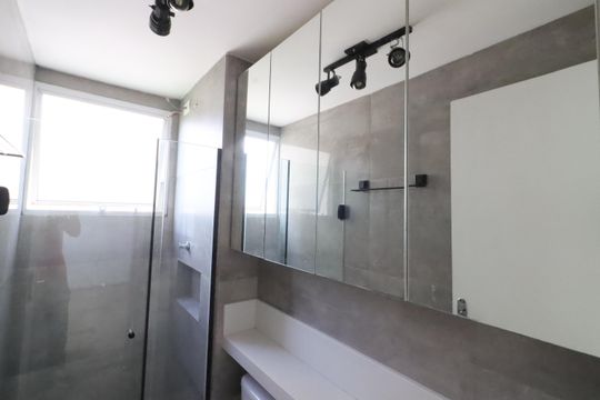 Banheiro de apartamento à venda com 2 quartos, 42m² em Jardim Boa Vista (zona Oeste), Osasco