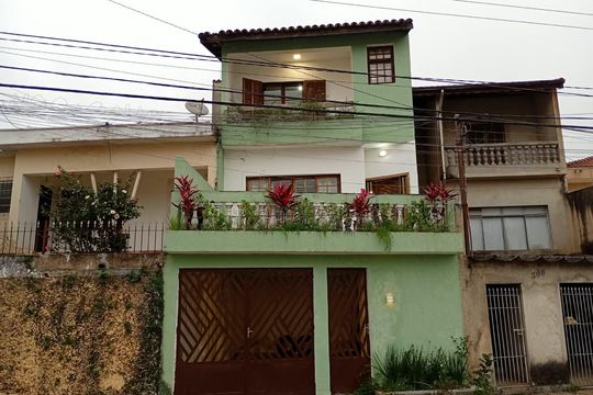 Fachada de casa para alugar com 4 quartos, 150m² em Vila Curuçá, Santo André