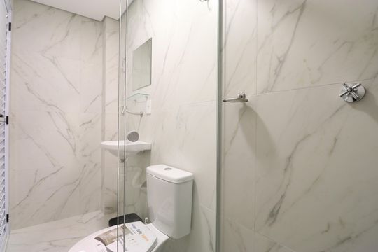 Banheiro de kitnet/studio para alugar com 1 quarto, 16m² em Barra Funda, São Paulo