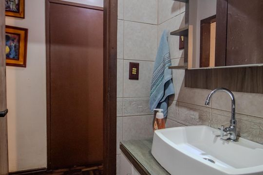 Banheiro de casa à venda com 3 quartos, 300m² em Cavalhada, Porto Alegre