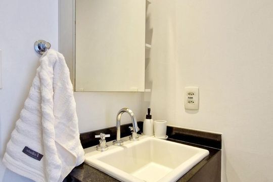 Banheiro de apartamento à venda com 1 quarto, 57m² em Vila Olímpia, São Paulo